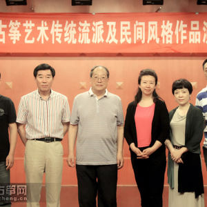 “翰雅杯”古筝比赛评委（从左依次）：张彤（哈尔滨师范大学教授）、金星三（延边大学艺术学院教授）、焦金海（厦门大学教授）、周望（中央音乐学院教授）、张珊（中央民族大学教授）、赵峰（吉林省歌舞剧院国家一级演奏员）。