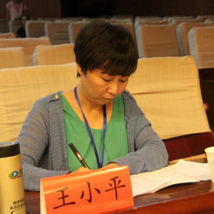 比赛现场，评委正在打分。（图为扬州大学艺术学院副教授王小平）