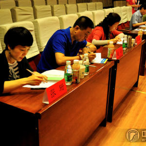 比赛现场，评委们正在打分。