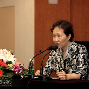 李萌教授（中央音乐学院教授、硕士研究生导师）首先上台发言。