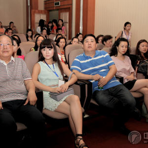 到场嘉宾。（左1：厦门大学教授、硕士研究生导师焦金海、左3：四川音乐学院民乐系教授、硕士研究生导师江澹曦、左4：四川音乐学院2007级艺术硕士研究生，民乐系古筝专业讲师，青年古筝演奏家陆晶）