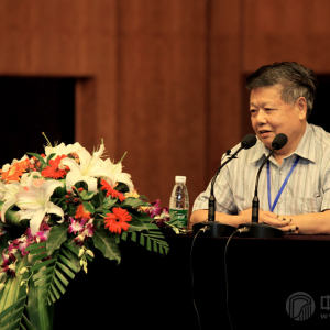 接着，饶宁新老师（星海音乐学院副教授、硕士研究生导师）则结合自己学习传统筝乐的经历，生动而形象地向在场观众传达学习传统筝乐的重要方法：多唱谱。