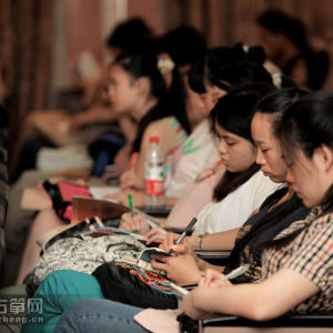 观众正在认真的做笔记。