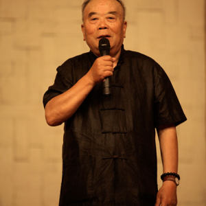  随后，张弓老师（著名古筝教育家、扬州古筝事业奠基人）也发表讲话。张弓老师已是一位八旬老人，谈到古筝艺术传统流派的继承与发展他感慨万千，而扬州作为“古筝之乡”连续六届成功举办“全国古筝学术交流  会”，今年10月即将举办第七届“全国古筝学术交流会”，张弓老师对扬州古筝事业的发展可谓功不可没，同时他也诚挚地邀请全国所有古筝名家、古筝教育者以及所有热爱古筝的朋友到扬州欢聚一堂，共同为古筝艺术尤其是古筝艺术传统流派的继承和发展出谋划策，使古筝在正确的方向上蓬勃发展。