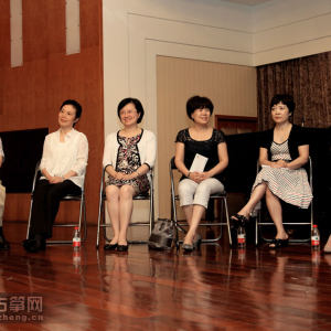 到场的嘉宾。从左依次：金星三（延边大学艺术学院教授）、许菱子（香港演艺学院中乐系教授）、张俪琼（台湾艺术大学教授）、樊艺凤（西安音乐学院教授）、张珊（中央民族大学教授）、王小平（扬州大学艺术学院副教授）。
