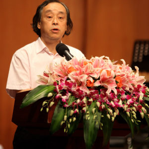 首先，易柯教授（“翰雅杯”赛事组委会主任、艺术委员会主任、四川音乐学院院长）上台发言。