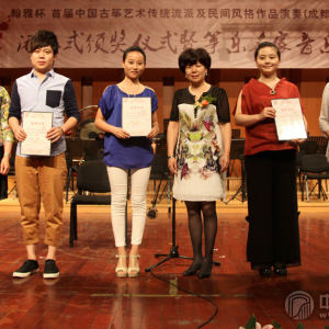 阎爱华（南京艺术学院教授）、樊艺凤（西安音乐学院教授）、杨娜妮（沈阳音乐学院教授）为获铜奖选手孙金阳（中央音乐学院）、于翰泓（四川音乐学院）、夏菁（中国音乐学院）颁奖。