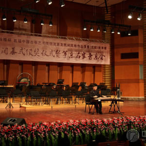 刘乐（著名青年古筝演奏家、武汉音乐学院古筝专业教师、中国音乐最高奖“金钟奖”金奖获得者）演奏《过江龙》。