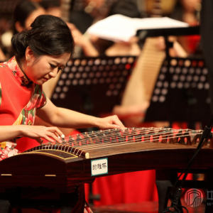 王蔚老师（著名古筝演奏家、教育家，上海音乐学院教授、硕士研究生导师）演奏浙江筝曲《高山流水》。