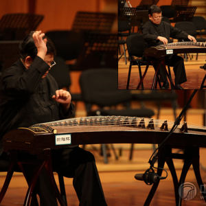 在众多客家汉乐筝曲中，《出水莲》原采用传统十六弦钢丝筝演奏，当晚饶宁新老师的演奏音调古朴，风格淡雅，栩栩如生地刻画出了莲花的高贵气质。（图为饶宁新老师演奏《出水莲》时的风采）