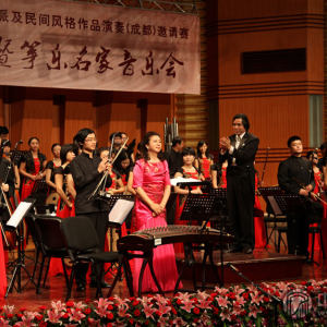 周望老师演奏《凄凉曲》时的风采。