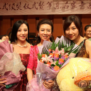 “翰雅杯”首届古筝邀请赛金奖选手程皓如（中央音乐学院）、银奖选手崔杉（中央音乐学院）与周望老师（陕西流派代表，著名古筝教育家、演奏家，中央音乐学院教授、硕士研究生导师）合影留念。