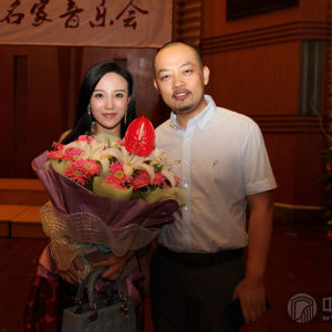 翰雅杯”首届古筝邀请赛金奖选手程皓如（中央音乐学院）与林加平先生（大赛承办方中国古筝网代表、中国古筝网董事长）合影留念。