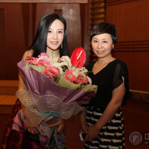 翰雅杯”首届古筝邀请赛金奖选手程皓如（中央音乐学院）与王小平（扬州大学艺术学院副教授）合影留念。