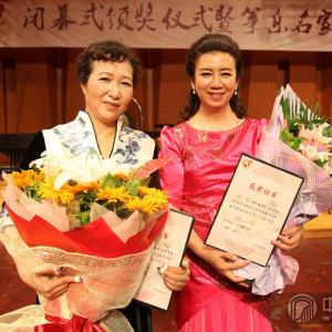 李萌老师（著名古筝教育家、演奏家，中央音乐学院教授、硕士研究生导师）和周望老师（陕西流派代表，著名古筝教育家、演奏家，中央音乐学院教授、硕士研究生导师）荣获“翰雅杯”首届古筝邀请赛“优秀指导  教师奖”。