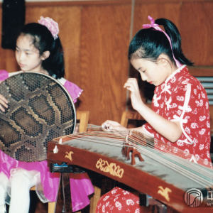 詹倩9岁考入南京市小红花艺术团，担任古筝独奏演员。（图为詹倩小时候演出时的照片）