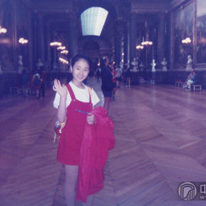 在此期间曾到全国各地进行演出，并且也曾受到文化部的派遣，随团出访法国，德国，受到一致好评。（图为詹倩随团出国访问时的照片）