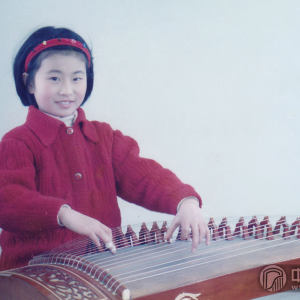 詹倩，女，1988年6月出生，江苏南京人。（图为詹倩小时候学筝时的样子）