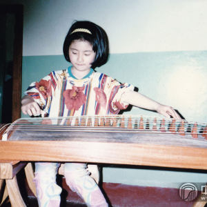 詹倩于5岁起随启蒙老师邓传莉学习古筝，7岁师从于著名古筝教育家阎爱华教授至今。（图为詹倩小时候学筝时的样子）