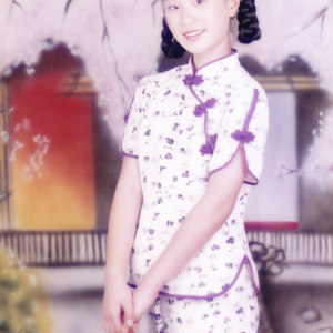 随后于2000年以优异的成绩考入南京艺术学院附属中学。（图为詹倩小时候的样子）