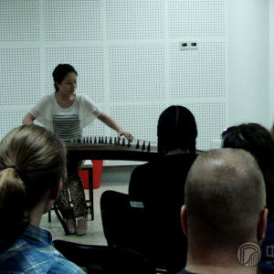 詹倩在专业学习除积极参加国内外的专业赛事，并力争取得好的成绩。在教学实践方面，先后在南京艺术学院音乐学院与附属中学进行教学实习至今。同时积极参加社会实践，在附中带领学生参加各项古筝专业比赛，并取得相应的成绩，尤其在2012年10月首届“敦煌杯”全国青少年古筝大赛中学生刘晓寒荣获金奖，获优秀辅导教师奖。（图为詹倩于2012年5月29日在讲座上示范时的照片）