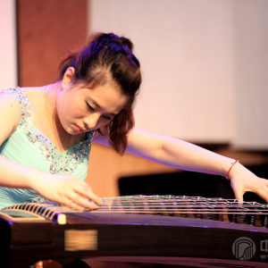 詹倩演奏古筝时的风采。