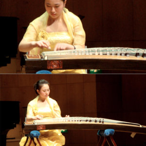 詹倩演奏古筝时的风采。