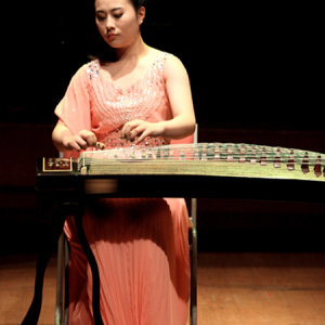 詹倩演奏古筝时的风采。