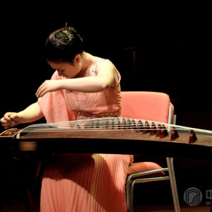 詹倩演奏古筝时的风采。