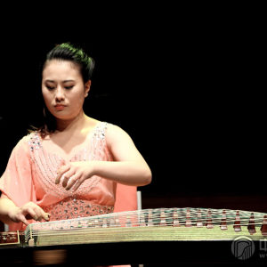 詹倩演奏古筝时的风采。