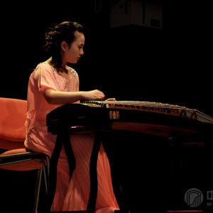 詹倩演奏古筝时的风采。