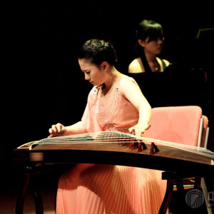 詹倩演奏古筝时的风采。