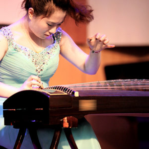 詹倩演奏古筝时的风采。