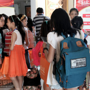 随着首届国筝大会暨第二届“琼花杯”国际古筝邀请赛的临近，各地参赛选手陆续抵达宾馆。