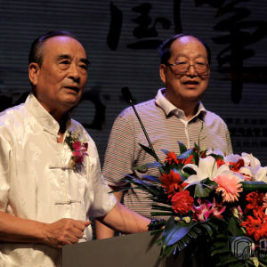 开幕式现场。（图左：中国音协古筝学会副会长赵登山、图右：厦门大学音乐系教授焦金海）