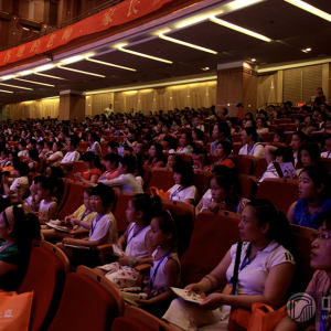 8月9日上午，随着赵登山等名家的陆续到来，首届国筝大会暨第二届“琼花杯”国际古筝邀请赛在武汉湖北剧院隆重开幕！