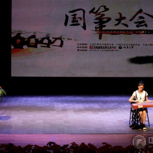 王小平老师主要从练习基本功、赛前准备以及家长在孩子学习古筝中起到的重要作用做了详细生动的讲解，还请百家筝鸣古筝艺术培训中心海南分校的学生进行现场示范演奏。