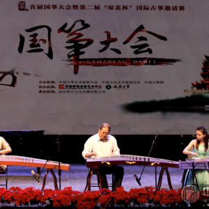 焦金海教授主要围绕中国古筝的核心技巧及《山丹丹开花红艳艳》的演奏技巧等方面进行了生动、细致的讲解。焦金海教授还邀请当代著名青年古筝演奏家任洁上台即兴合作此曲。