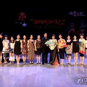 8月11日下午3点30分，由著名男高音歌唱家、扬州大学艺术学院院长张美林教授和当代著名青年古筝演奏家，中国第一位同时荣获民乐两大权威赛事文华奖、金钟奖金奖的古筝演奏家任洁联袂呈献的国筝大会之“盛世琼花 筝行天下”张美林、任洁跨界音乐会在武汉湖北剧院音乐厅炫丽盛放。（图为参演人员及嘉宾合影留念。）