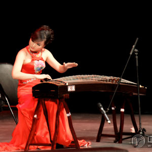 灵魂筝者任洁演奏《阿里郎主题变奏曲》、《望秦川》、《丝绸之舞》等古筝曲时的风采。