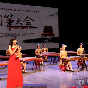 8月12日19时30分，在武汉湖北剧院隆重迎来了闭幕式及颁奖音乐会，为期三天的首届国筝大会也落下了帷幕。（图为本场音乐会主持人，即中国古筝网主持人：王颖）