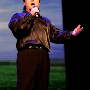 金色男高音张美林老师演唱《鸿雁》、《绒花》、《无言的结局》、《同一首歌》、《等待》、《我的太阳》等歌曲时的风采。