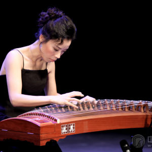 此外，陕西师范大学音乐学院副教授硕士生导师，获得伦敦大学亚非学院音乐系博士学位的孙卓老师也带来精彩演奏，一曲由陕西师范大学的曲云教授于1980年创作的《香山射鼓》让大家感受到了秦筝的魅力。当晚参赛选手与名家共同奉献了一台古筝音乐的饕餮盛宴。