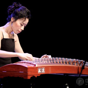 孙卓老师演奏时的风采。