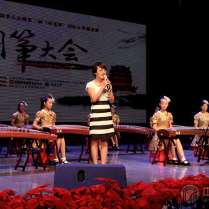 随后，本届活动赞助商——“琼花古筝”经理苗红女士也发表了讲话，她表示希望今后多为热爱古筝的朋友们提供展示自我的平台，也感谢家长、老师、选手的配合，和评委辛苦的评审，并提前祝贺即将获奖的选手们。