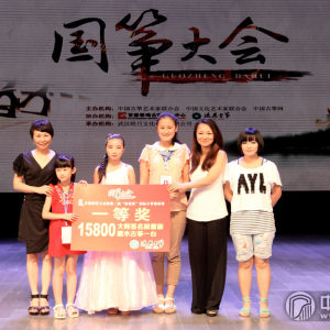 专家评委为一等奖选手颁奖。（图为