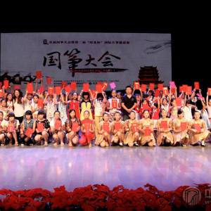 获奖选手与大赛嘉宾评委合影。（图为上海音乐学院祁瑶副教授、本届大赛评审委员会代表哈尔滨师范学院音乐学院教授、硕士研究生导师张彤老师为获奖选手颁奖）