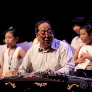 焦金海教授主要围绕中国古筝的核心技巧及《山丹丹开花红艳艳》的演奏技巧等方面进行了生动、细致的讲解。