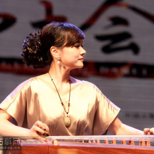 当代著名青年古筝演奏家任洁演奏时的风采。