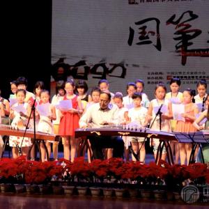 焦金海教授在讲解《山丹丹开花红艳艳》时，首先有请学生尹献文、朱川川示范演奏，并进行讲解。